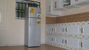 Refrigerador, microondas, periquera y utensilios de cocina