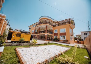 Outdoor pool - Bethel Suites Hotel (Accra)