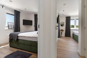 3 chambres, coffres-forts dans les chambres, fer et planche à repasser