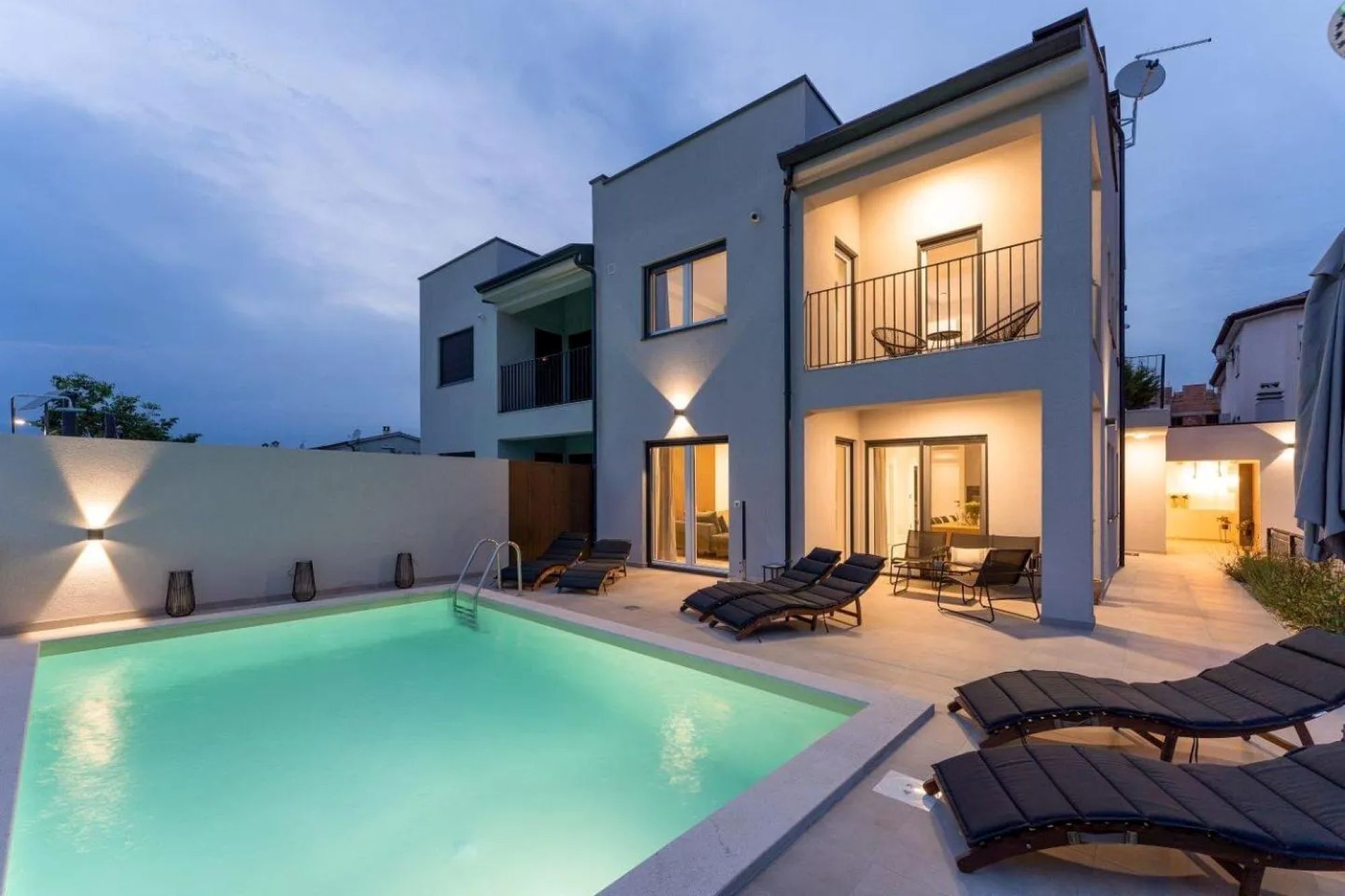 Utendørsbasseng og et oppvarmet basseng