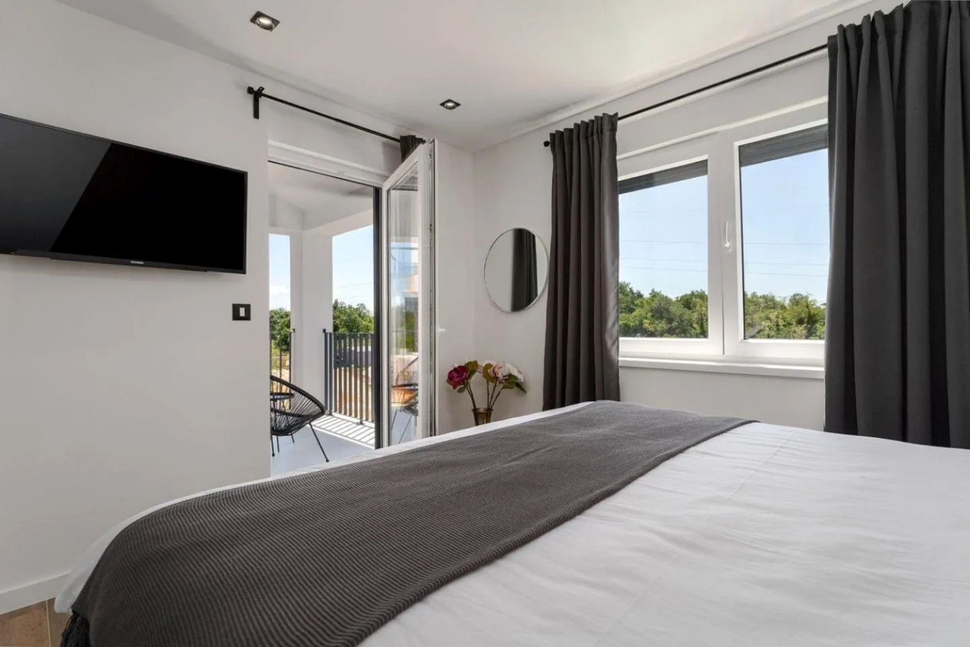 3 عدّة غرف نوم وخزنة داخل الغرفة ومكواة/لوح كي وسرير سفر