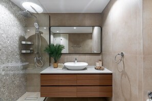 Dusche, Haartrockner, Bidet, HandtĂŒcher