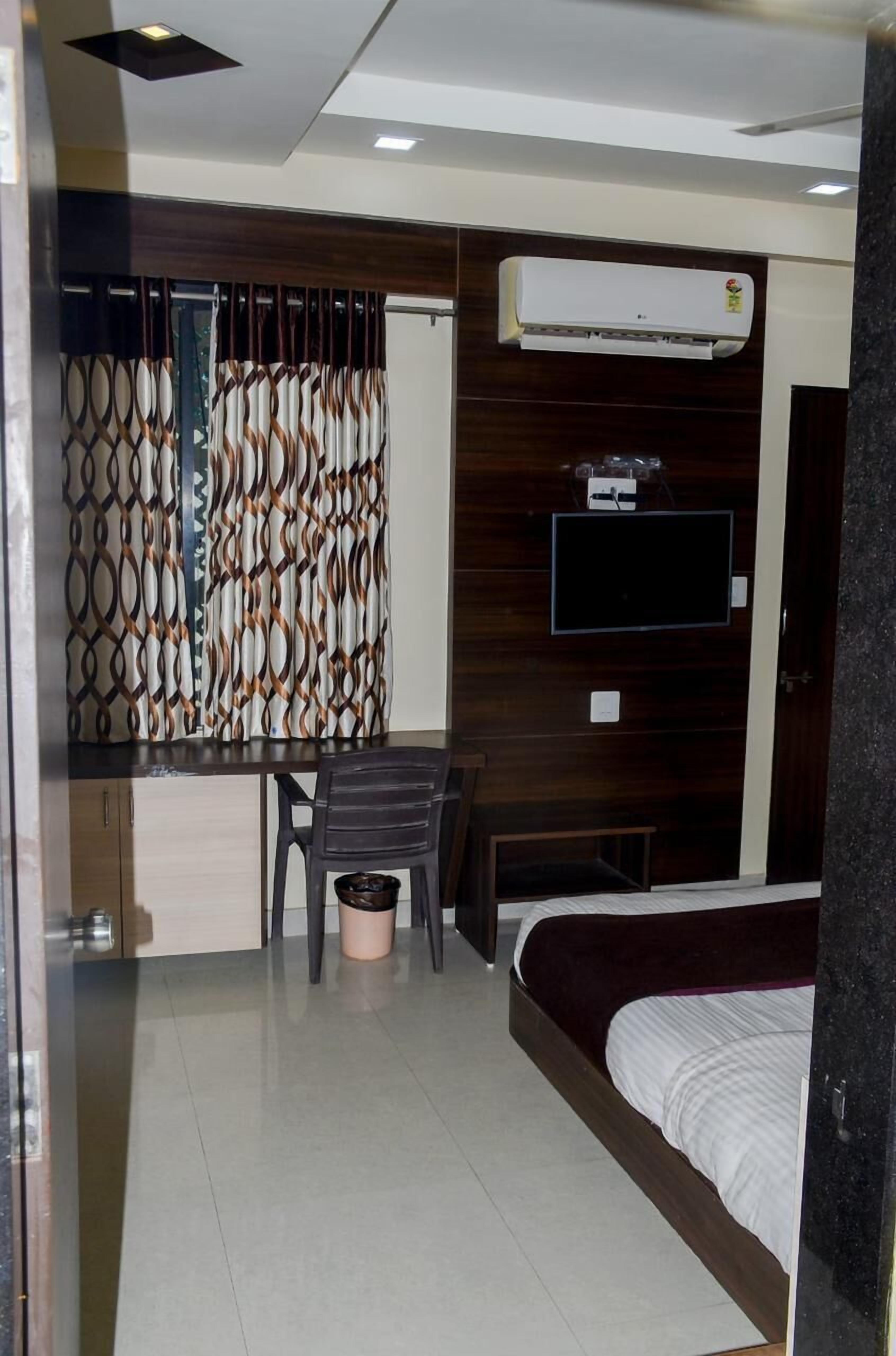 Bureau, espace de travail pour ordinateur portable, Wi-Fi gratuit