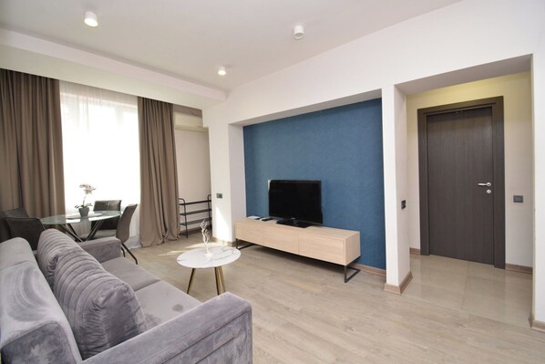 Leilighet – comfort | Oppholdsområde | En 50-tommers Flatskjerm-TV med kabel-kanaler