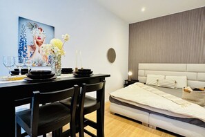 1 habitación, tabla de planchar con plancha y ropa de cama 