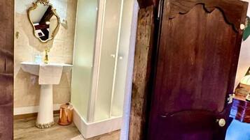Habitación junior, balcón, vista a la ciudad | Baño