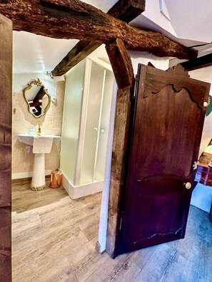 Chambre Junior, balcon, vue ville | Salle de bain