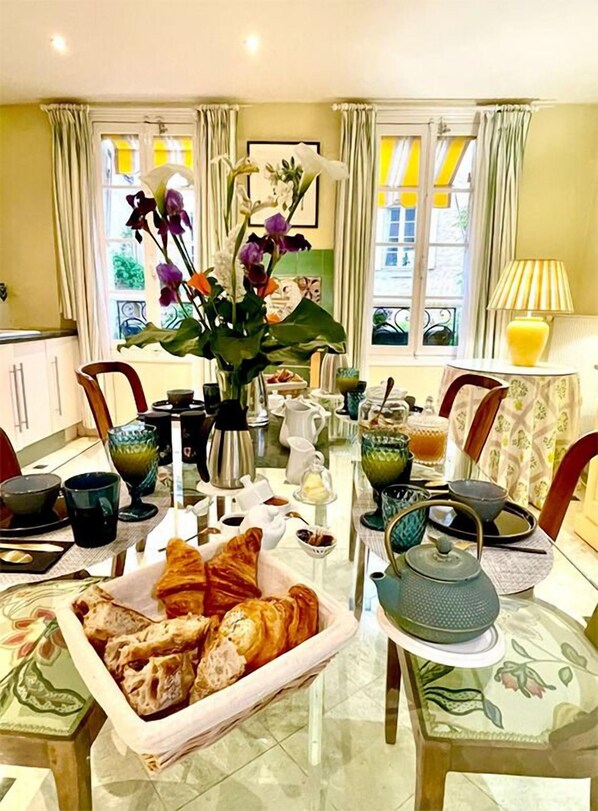 Free daily continental breakfast  - Le Colombier De Cyrano Et Roxane (Bergerac)