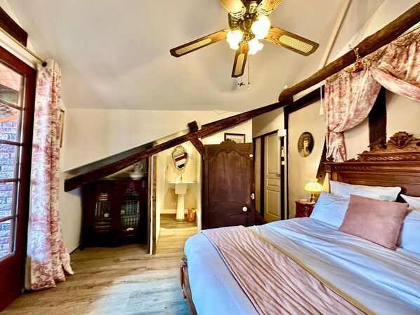 Junior kamer, balkon, uitzicht op de stad | Gratis wifi