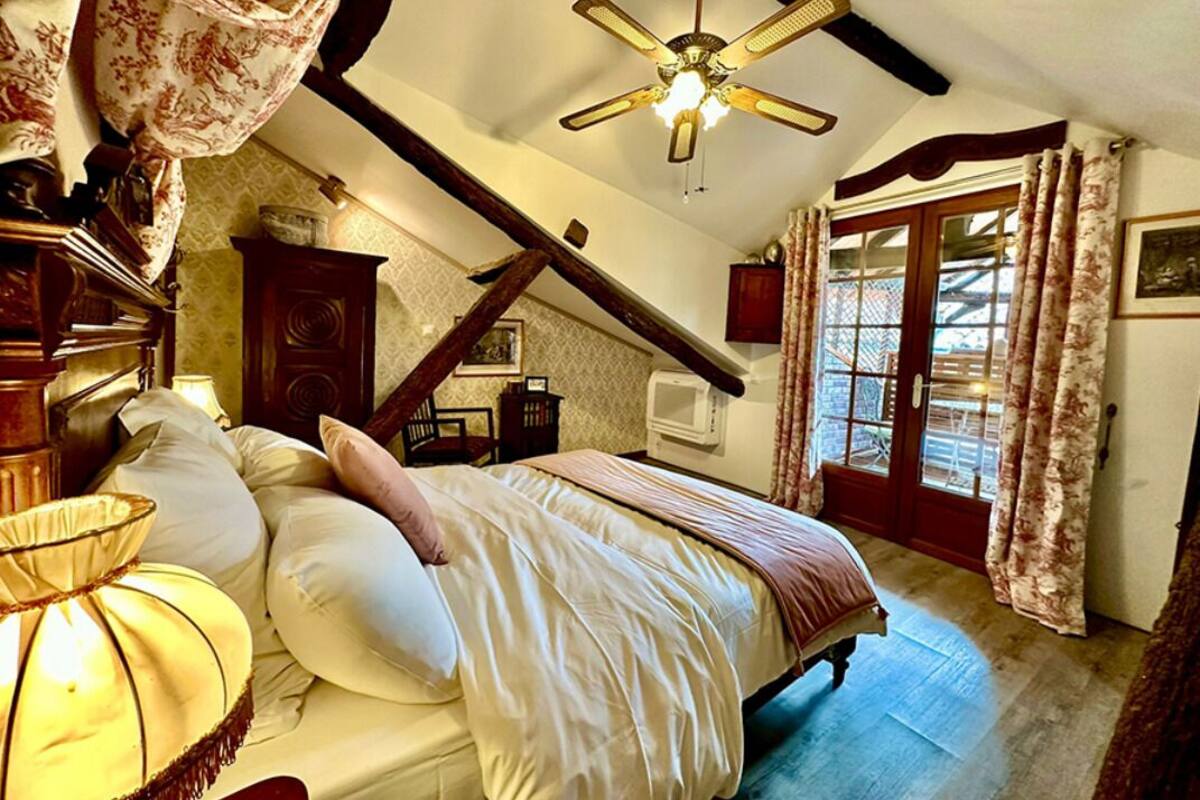 Chambre Junior, balcon, vue ville | Wi-Fi gratuit
