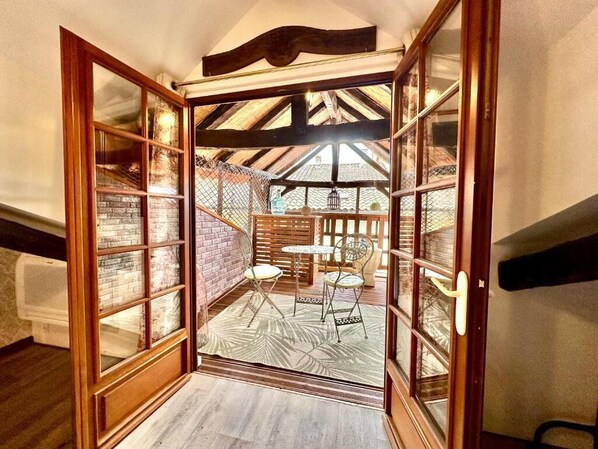 Chambre Junior, balcon, vue ville | Terrasse/Patio