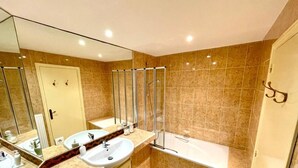 A modern bathroom with two sinks, a shower, and a bathtub. - Le Logis Plantagenêt (Bergerac)