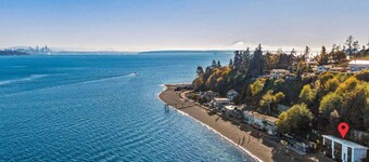 Rolling Bay Villa: Waterfront Haven in Bainbridge