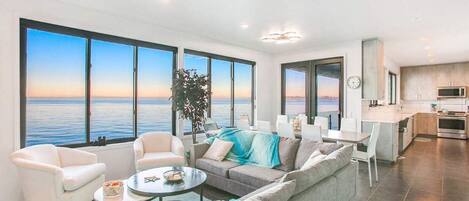 Tv, eldstad och kontor