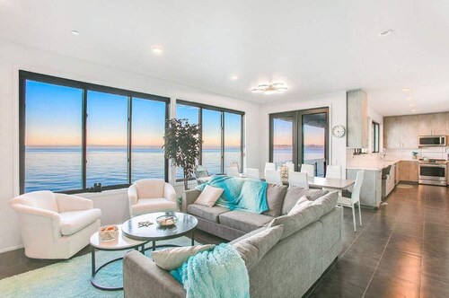 Rolling Bay Villa: Waterfront Haven in Bainbridge