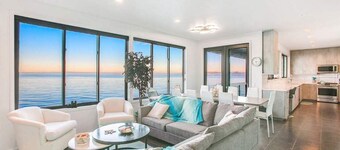 Rolling Bay Villa: Waterfront Haven in Bainbridge