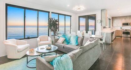 Rolling Bay Villa: Waterfront Haven in Bainbridge