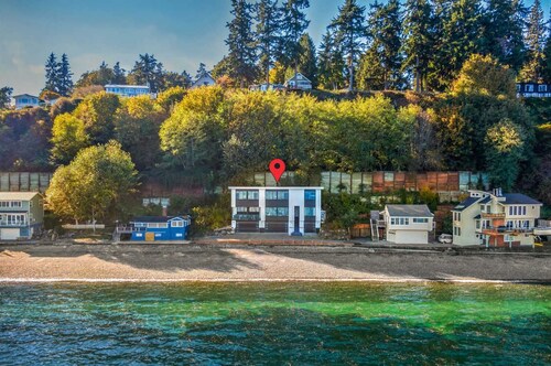 Rolling Bay Villa: Waterfront Haven in Bainbridge