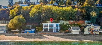 Rolling Bay Villa: Waterfront Haven in Bainbridge