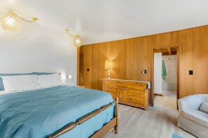 3 habitaciones, escritorio y tabla de planchar con plancha 