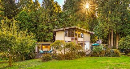 Puzzle Point Lodge: Waterfront Haven in Poulsbo