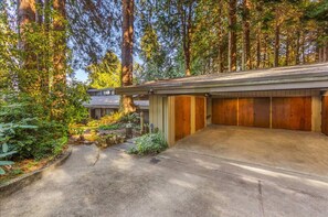 Exterior - Puzzle Point Lodge: Waterfront Haven in Poulsbo (Poulsbo)