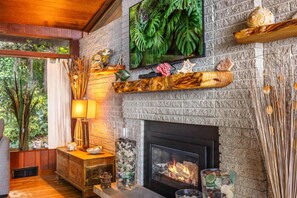 Interior - Puzzle Point Lodge: Waterfront Haven in Poulsbo (Poulsbo)