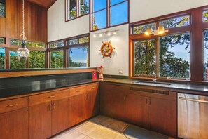 Interior - Puzzle Point Lodge: Waterfront Haven in Poulsbo (Poulsbo)