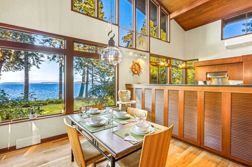 Puzzle Point Lodge: Waterfront Haven in Poulsbo