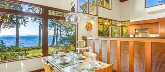 Puzzle Point Lodge: Waterfront Haven in Poulsbo