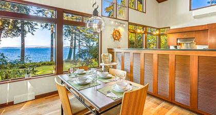 Puzzle Point Lodge: Waterfront Haven in Poulsbo