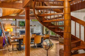 Dining - Puzzle Point Lodge: Waterfront Haven in Poulsbo (Poulsbo)