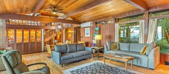 Puzzle Point Lodge: Waterfront Haven in Poulsbo