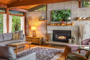 TV, fireplace, books, offices - Puzzle Point Lodge: Waterfront Haven in Poulsbo (Poulsbo)