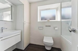 Suihku, hiustenkuivaaja, pyyhkeet