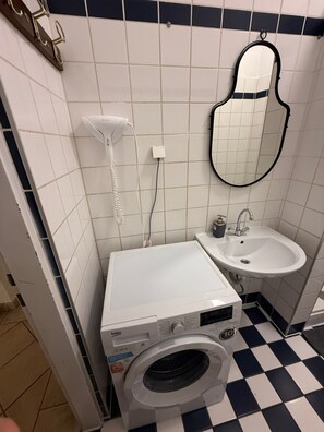 Departamento básico | Baño | Regadera, amenidades de baño gratuitas, secadora de cabello, toallas 