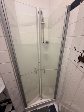 Basic Apartment | Bathroom
