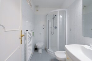 Haartrockner, Bidet, Handtücher, Seife