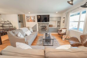 Living room - Riverside Retreat in Three Rivers - Nature's Paradise (Three Rivers)