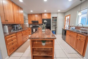 Interior - Riverside Retreat in Three Rivers - Nature's Paradise (Three Rivers)