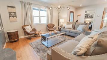 House, 4 Bedrooms, Smoking | Living room | Books