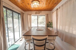 Cabaña, 2 habitaciones, para fumadores | Comedor