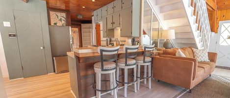 Cabin, 2 Bedrooms, Smoking | Living room