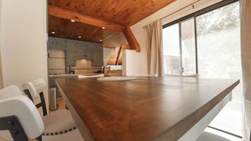 Cabin, 2 Bedrooms, Smoking | Dining