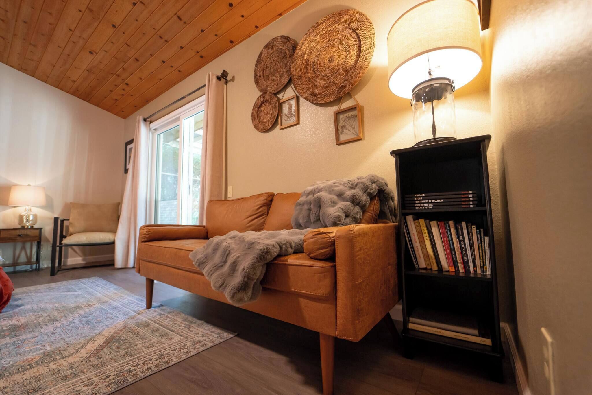 House, 3 Bedrooms, Smoking | Living area | Books