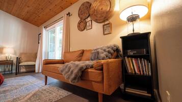 House, 3 Bedrooms, Smoking | Living area | Books