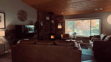 House, 3 Bedrooms, Smoking | Living area | Books