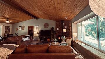 House, 3 Bedrooms, Smoking | Living area | Books