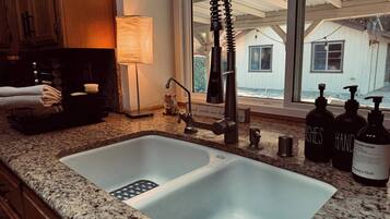 House, 3 Bedrooms, Smoking | Private kitchen