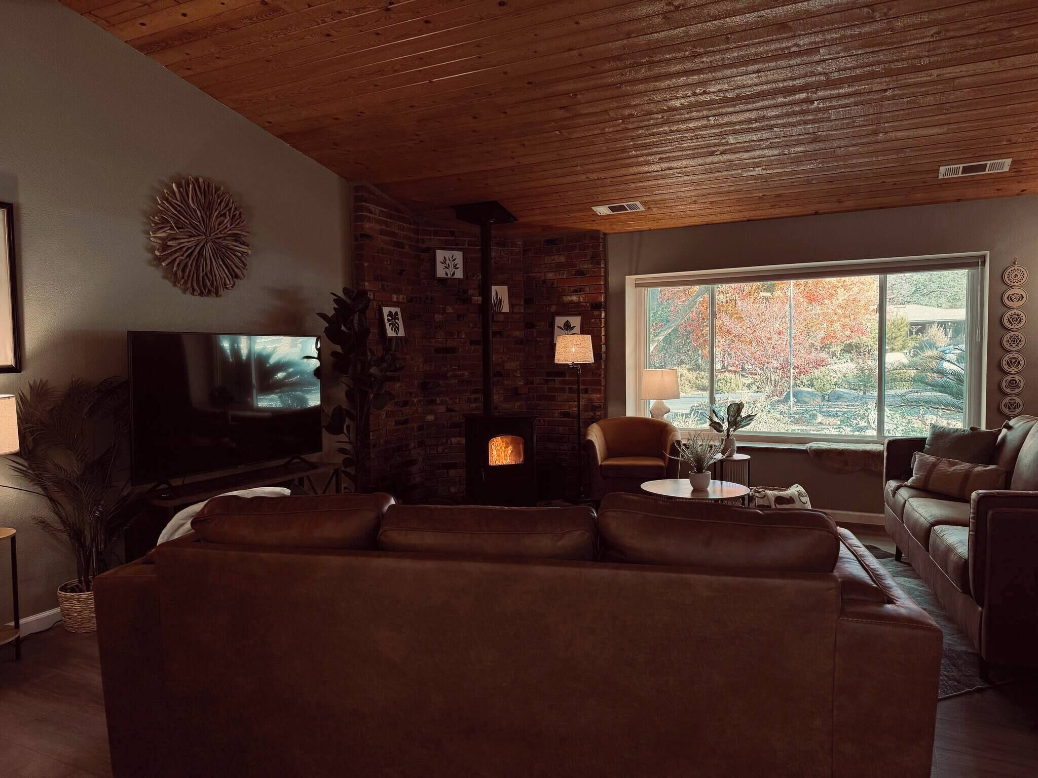 House, 3 Bedrooms, Smoking | Living room | Books